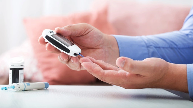 Persona planificando una semana saludable