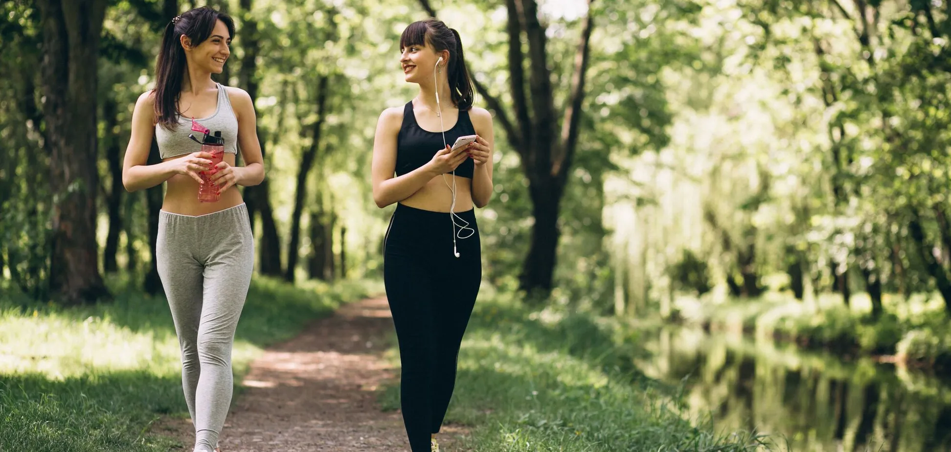 Equipo colaborando en un proyecto de bienestar